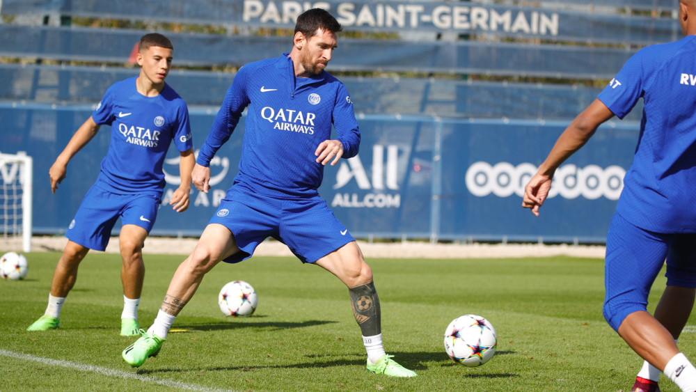 杏彩体育-转折点！罗马造点机会；亚冠清晨攻防权衡；悬念犹存；临场指挥获称赞(罗马夺冠球迷冲进球场)