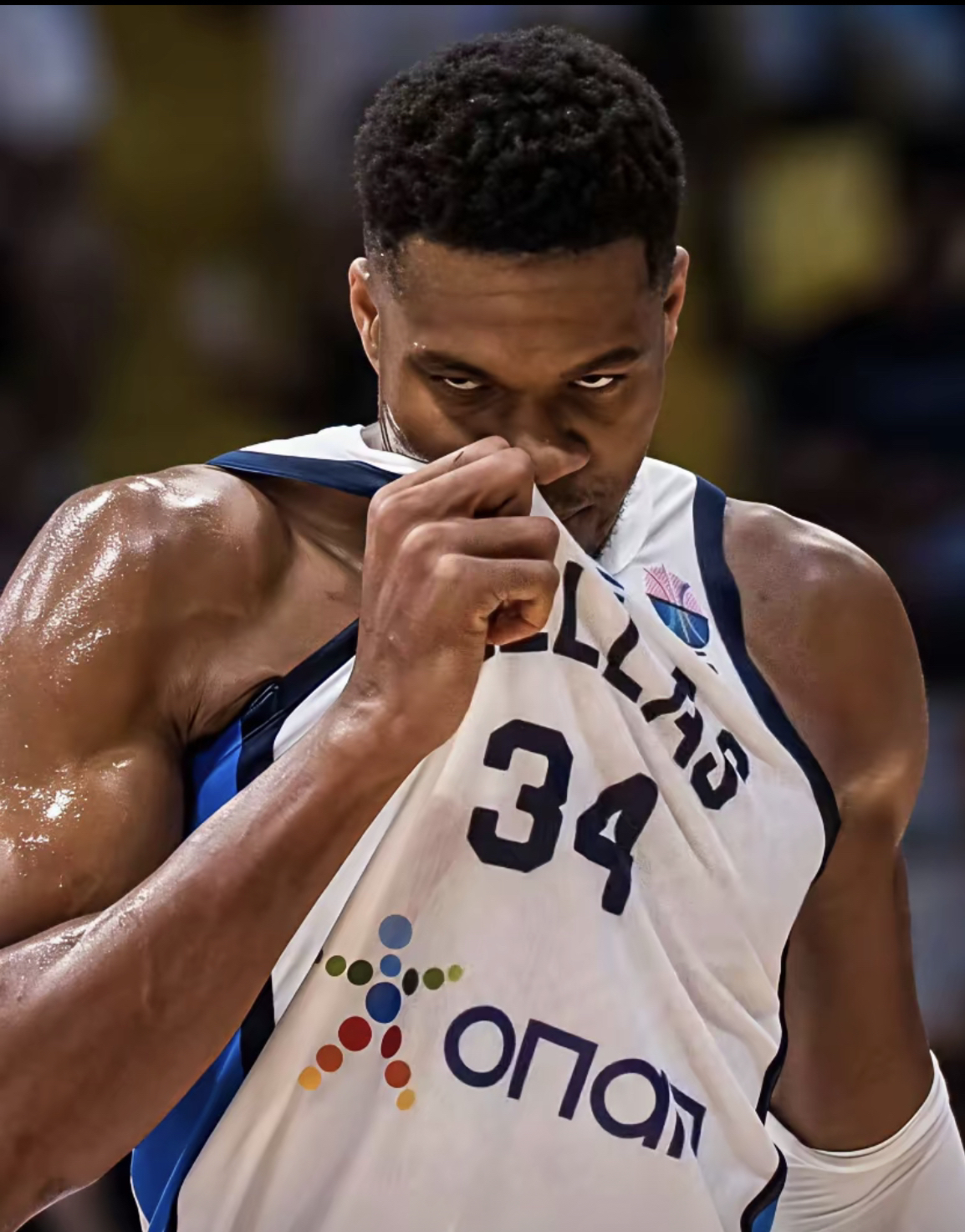 杏彩体育-里程碑夜！圣安东尼奥马刺更衣室发声，NBA季后赛赛前刷纪录，态度坚定，阵容厚度经受考验(詹姆斯更衣室)